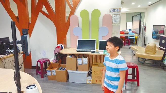 北新国小首创智慧借书系统，只要在辨识镜头前站立3到5秒，即可进入图书馆找寻想要借阅的书籍。（新北市教育局提供／许哲瑗新北传真）