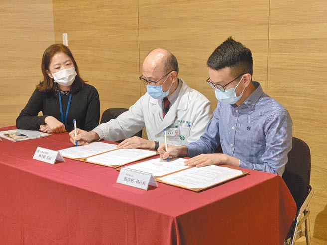 亚东医院院长林芳郁（中）与「Home心线上照顾」平台执行长萧存佑（右）23日签署「智慧共聘」合作备忘录，卫福部护理及健康照护司技正李雅琳（左）到场见证。（王扬杰摄）