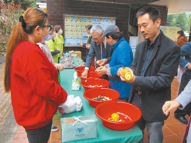 「柳丁产业创新翻转教室」结合地方特产，透过实作的方式，让民眾了解柳丁的多样用途。（民眾提供／黄立杰南投传真）