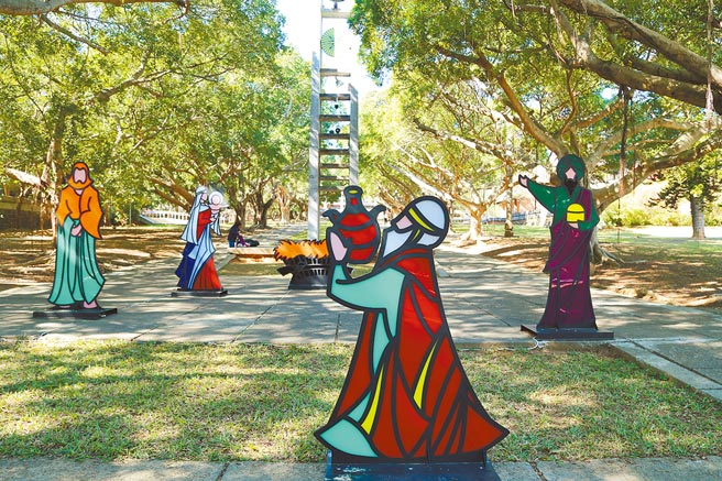 东海大学耶诞夜延续往年传统，将举办耶诞市集、音乐会等活动，为防疫将採实名制登记并要求配戴口罩。（林欣仪摄）