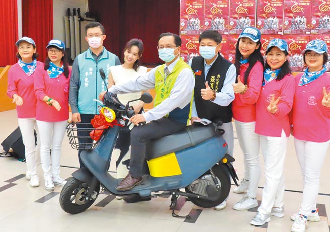 彰化市跨年晚会如期登场，23日市长林世贤预告精彩内容，今年还准备gogoro电动机车等摸彩大小奖品，一起嗨翻跨年夜，期待新的一年「牛转乾坤」。（吴敏菁摄）