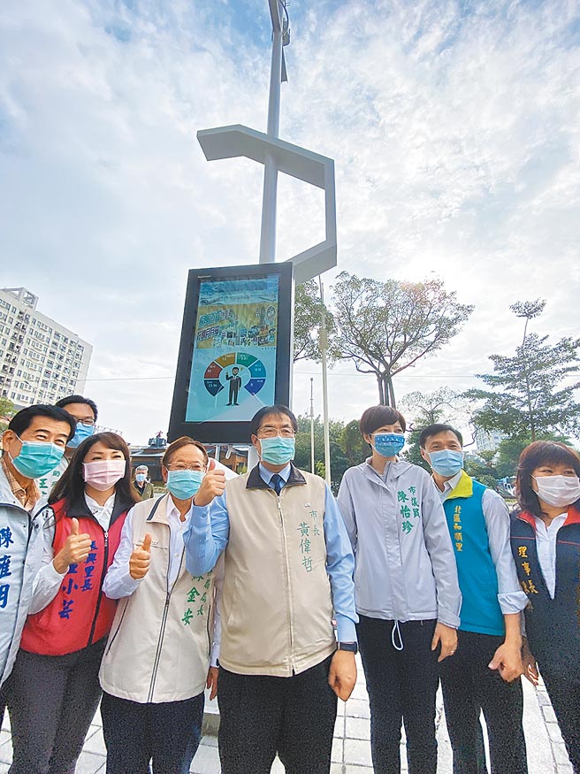 台南市工务局于公园南路口首度试办建置3支智慧共杆路灯，可监测空气品质、交通路况等，23日由台南市长黄伟哲（右四）见证启用。（曹婷婷摄）