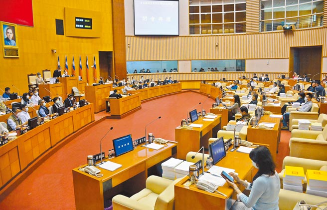 屏东县议会三读通过食安自治条例修正条文，规定境内莱剂零检出。未来县府将送中央核备。（林和生摄）