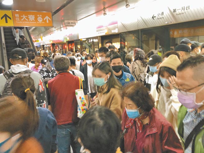 高捷及轻轨跨年夜皆延长营运时间至隔日凌晨2时，并视现场人潮加密班距。（高捷公司提供／洪浩轩高雄传真）