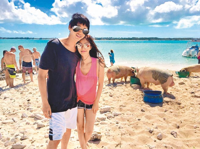 信（左）與交往17年女友分手，過往甜蜜模樣已不復見。（摘自IG）