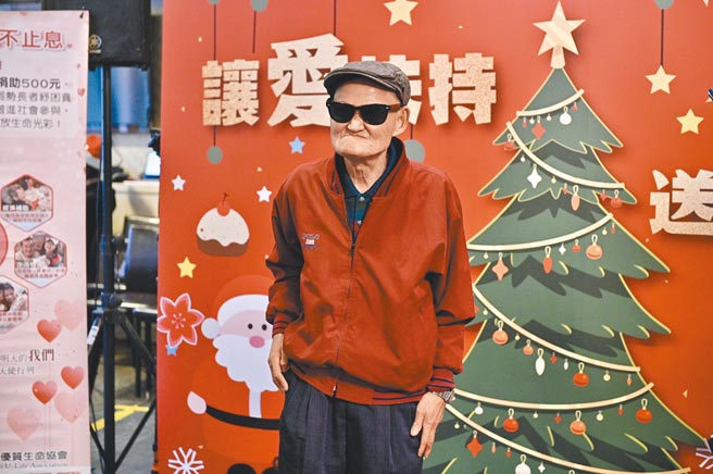 李炳辉昨出席2020弱势长者圣诞围炉餐会。（台湾优质生命协会提供）