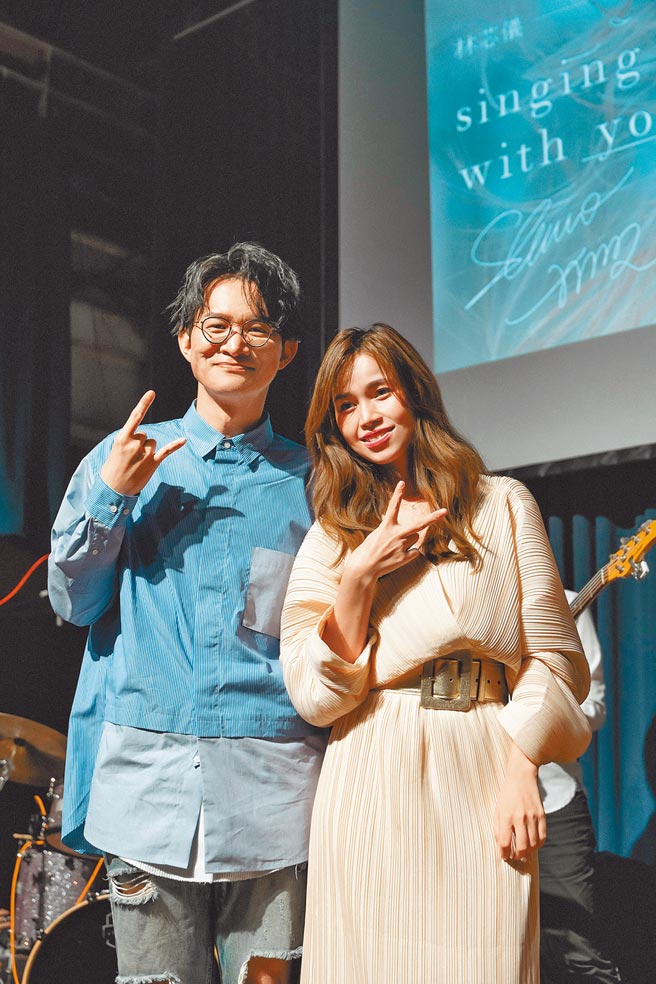 林芯仪（右）感谢好友卓义峯到场助阵。（解码音乐提供）