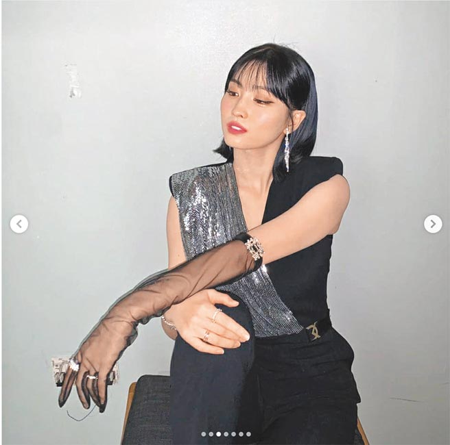 TWICE成员Momo着异材质拼接V领上衣，以黑色丝质手套更衬出Roger Vivier Broche Vivier凡尔赛钻扣配件的精致质感。（翻摄自TWICE IG）