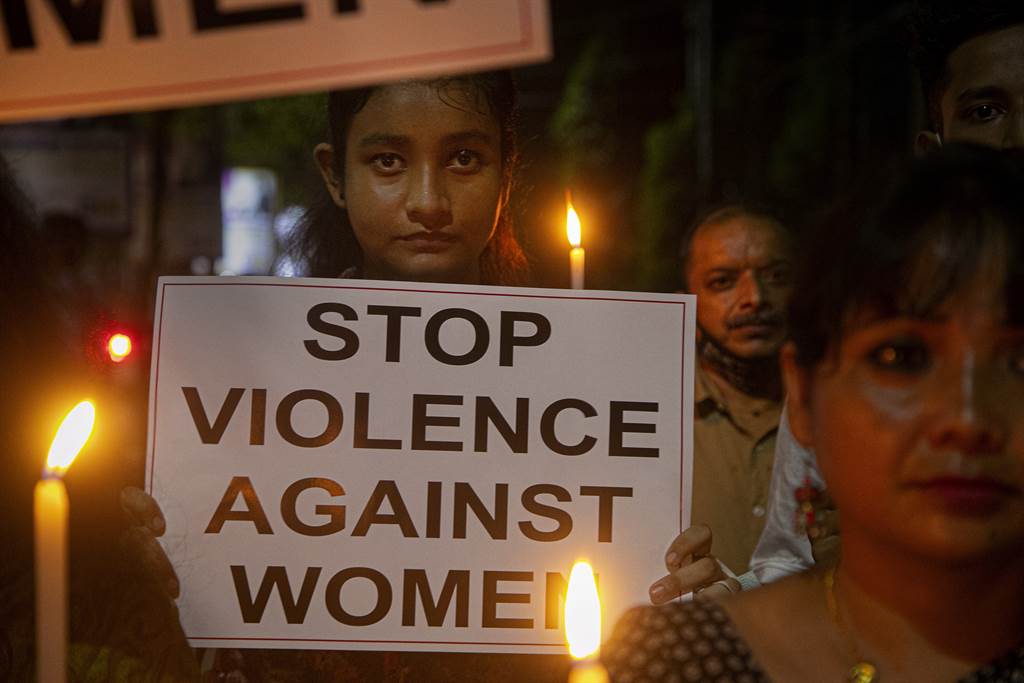 印度平均每天发生90起强姦案，据信其中还有很多案件未报案。图为9月印度北方邦一名19岁女子遭轮姦致死，再次引发全国性的抗议。（图／美联社）(photo:ChinaTimes)