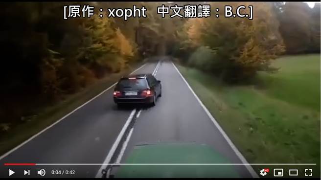 賓士不滿拖車開太慢，違規超車後不斷急煞逼車，拖車駕駛忍無可忍直接撞下去。(圖／B.C. & Lowy)