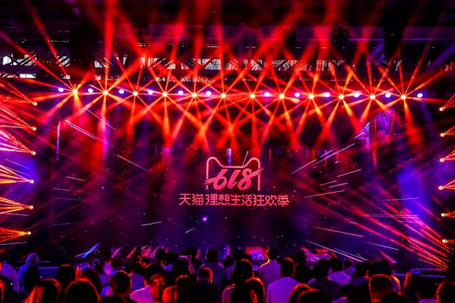 2018年的电商竞争趋向白热化，阿里因为有市占优势，採取「二选一」的毒招策要求商家选边站。图为阿里淘宝网的天猫商城。（图／阿里巴巴提供）