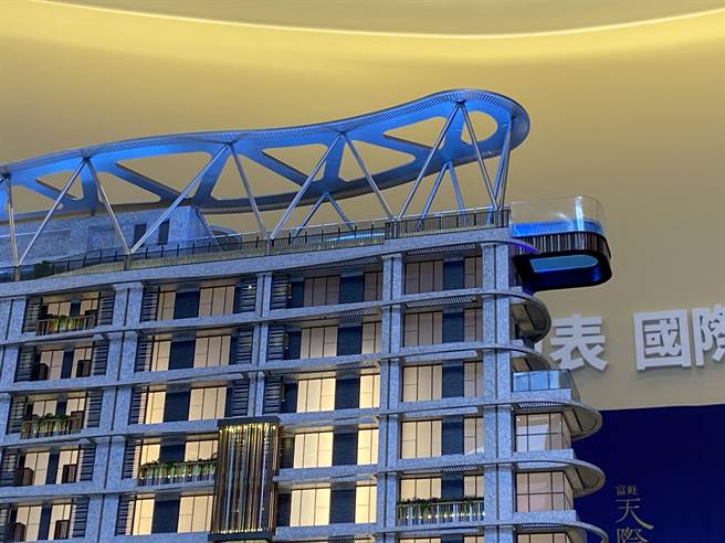 台中市將出現一座在台灣大道的天空游泳池。（盧金足攝）