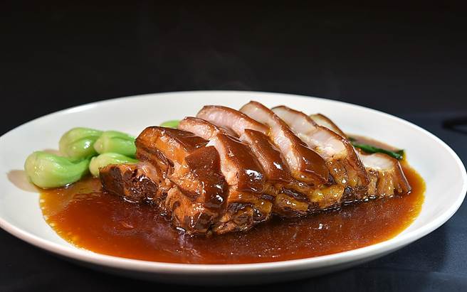 〈36美食〉的〈绍兴封肉〉脂香与酱香，魅惑着食客「越过戒口欲的边境」想立马举箸夹食。（图／姚舜）