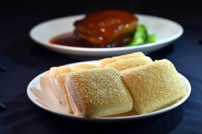 〈36美食〉私厨为〈绍兴封肉〉准备的〈芝麻烧饼〉，不用「烤」、而是「蒸」熟的，形色雅逸、自有口感与香气。（图／姚舜）