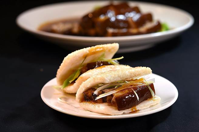 以蒸制的〈芝麻烧饼〉夹着厚切的〈绍兴封肉〉吃食，使得肥瘦交错、极尽挑逗的封肉，不再那么「孤单」。（图／姚舜）