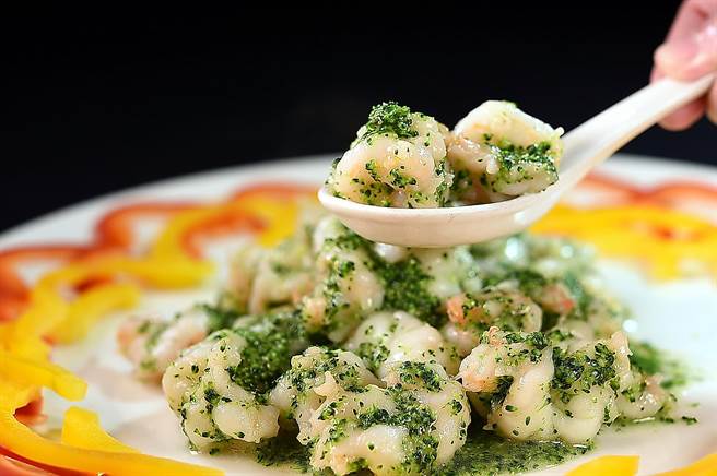 台北中餐私厨〈36美食〉的〈翡翠芦虾球〉，是以刀工将绿花椰菜的菜花削下后与芦虾仁合炒，口感沙绵有微微颗粒 感的花椰碎，附着在弹Q的芦虾上，互补帮衬、更富层次。（图／姚舜）