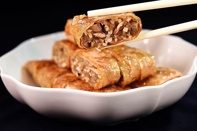 〈36美食〉的〈五素素鹅〉，是将绿豆芽、冬菇、笋子与豆干先分别料理后再切丁或切丝、放凉，最后再以腐皮包卷入馅。（图／姚舜）