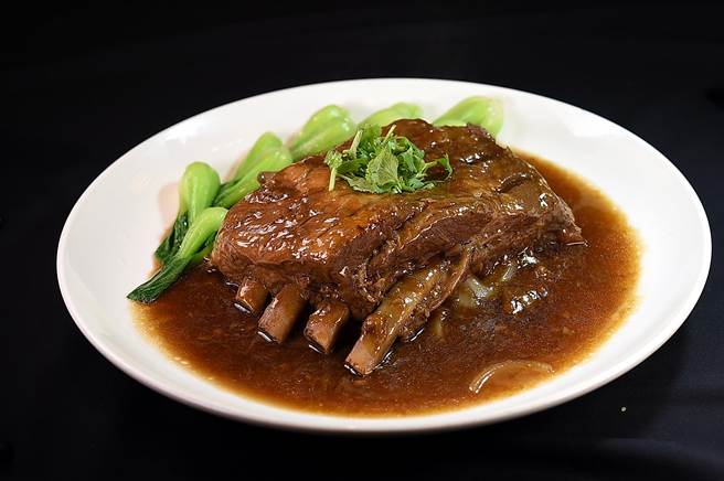 〈36美食〉的〈洋葱焅大排〉，是以小火慢慢将酱汁渗透到猪肋排的肉质肌理中，吃的是猪肉腴嫩的口感与酱香与洋葱的甜。（图／姚舜）