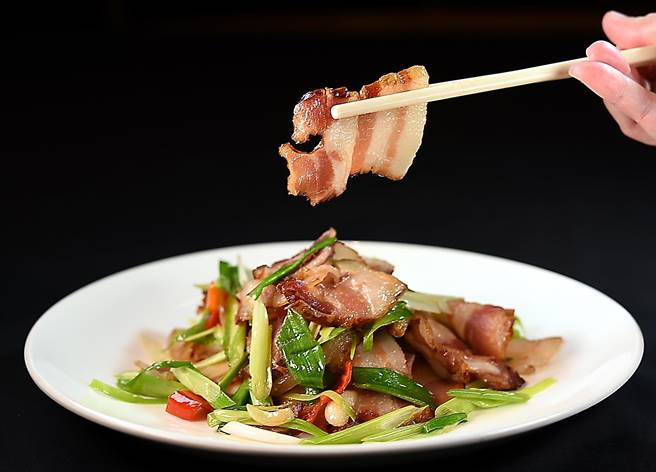 〈36美食〉的〈蒜苗炒腊肉〉很美味，关键密码包括：肉用酒酿蒸过、蒜苗和肉都要斜切，以及蒜苗要「炒到透」才会甜。（图／姚舜）