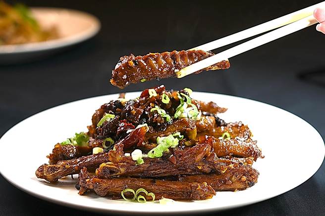 〈36美食〉的〈干椒鸭翅〉，鸭翅先滷煮入味后再放凉切块，最后以用9种材料炼制的干椒酱大火爆炒，上桌即喷香。（图／姚舜）