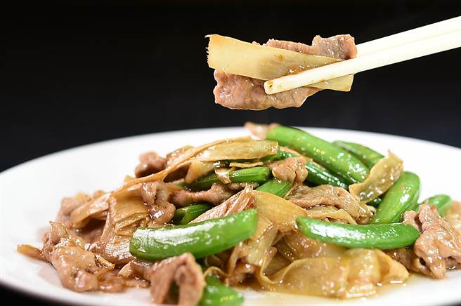 〈36美食〉的〈子姜鸭片〉是以片薄的鸭肉和子姜用鸭油和少许酱油合炒，鸭肉非常柔嫩，若不说，根本不知道是一道鸭肴。（图／姚舜）