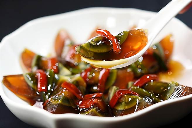 〈36美食〉的〈炙椒皮蛋〉的皮蛋软Q不老、溏心没有重碱味，炙椒微辣带甜。（图／姚舜）