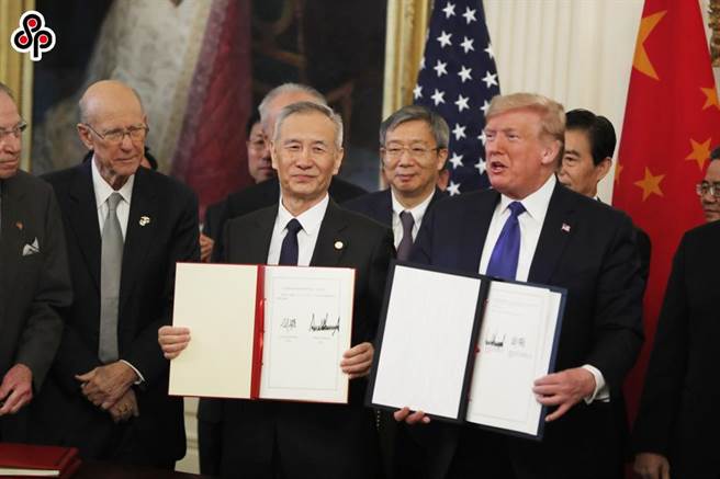 大陆学者分析中美关系巨轮该如何调整航向。图为今年1月15日中美第一阶段经贸协议签署仪式在华盛顿举行。（新华社）