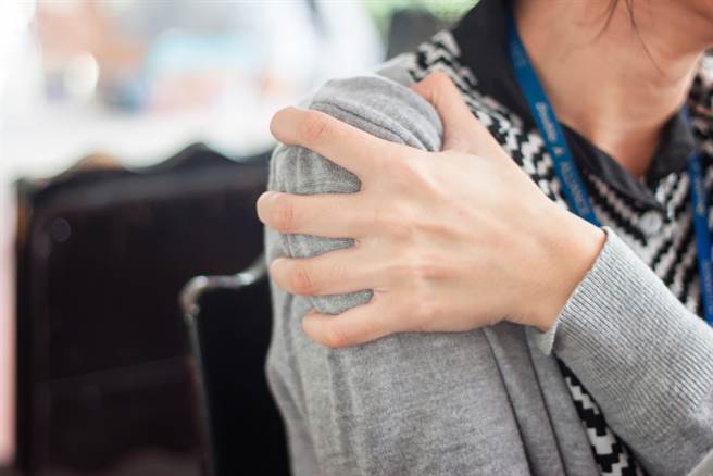 作者說，他無法擺脫母親的束縛，是因為想找回失去的母愛。性愛成癮也是一樣，找出背後真正的孤獨感，才是讓自己感覺自由和自信的根基。(示意圖/Shutterstock)