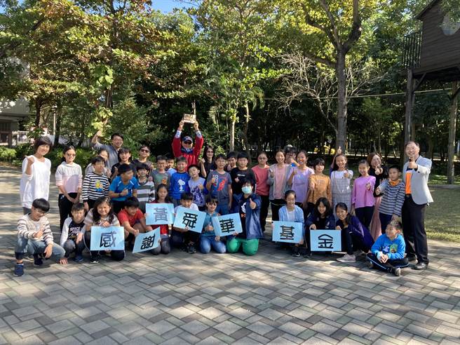 虎山实小在今年捐书活动前，一起制作一本精致手工书，为这么多年来林安堡的努力与热心付出，留下珍贵回忆。。（曹婷婷摄）