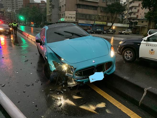 富少要价758万玛莎拉蒂撞上分隔岛后畏逃找友顶罪，被找到后竟嚣张不接警方电话。(戴志扬翻摄)