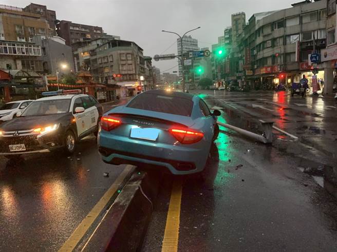 超狂玛莎拉蒂信义区直跨分隔岛，撞倒灯杆车头半毁。(戴志扬翻摄)