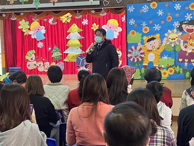 台南市长黄伟哲今早出席幼儿园耶诞活动，宣布明后天耶诞演唱会将延到明年1月。（曹婷婷摄）