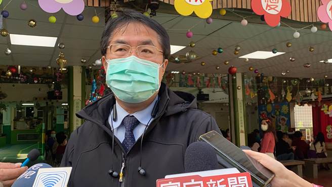 台南市长黄伟哲今早出席幼儿园耶诞活动，宣布明后天耶诞演唱会将延到明年1月。（曹婷婷摄）