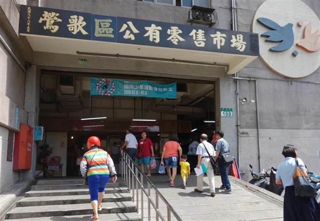 莺歌区公有零售市场已有40年歷史，设施老旧，导致人潮冷清，新北市市场处明年将实施市场转型，增设电梯、美食广场，带动观光效益。（资料照片）