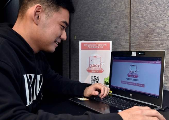 23岁的Darren两年前自费以生物制剂治疗重度异位性皮肤炎，大幅改善病情，脸部皮肤已不復疤痕累累。(图/台湾皮肤科医学会、康健杂志提供)