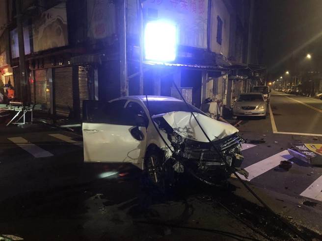 26歲曾姓女駕駛25日凌晨自撞號誌桿，造成車頭右側全毀。（翻攝照片／黃婉婷桃園傳真）