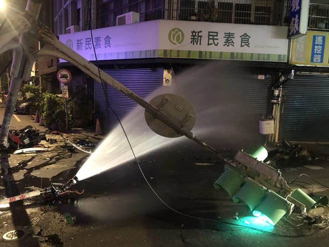 轎車疑似撞及路邊小吃店的外牆天然管線，現場飄出陣陣瓦斯味，消防人員緊急灑水防護，並通知瓦斯人員到場協助。（翻攝照片／黃婉婷桃園傳真）