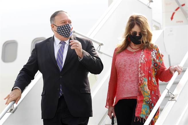 国务卿蓬佩奥的太太苏珊（右）已在本月初确诊新冠，比国务院在16日宣布蓬佩奥曾因接触新冠肺炎人士自主隔离的时间还要更早。（美联社）