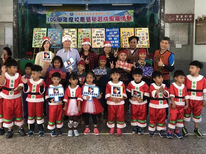 （凯基基金会执行长曾锦隆(后排左二)率凯基志工亲送爱心礼物鞋盒给偏乡学童，一起共度耶诞佳节。图／凯基证券）
