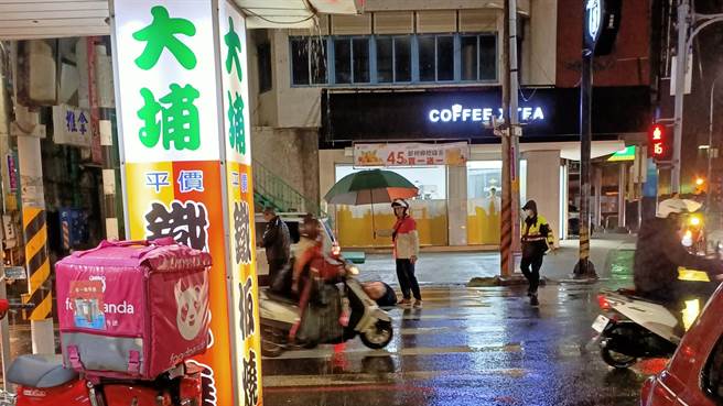 一名熊猫外送员发现眼前有车祸，随即弃单守护倒地的骑士，不少店家目击相当感动。（图／翻摄自我爱鹿港小镇）