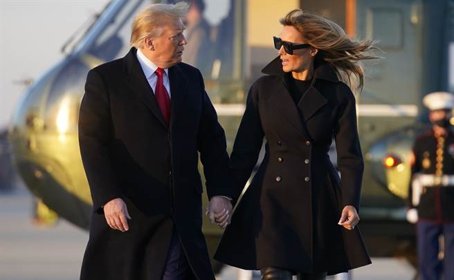 Melania held hands with Trump on December 23 and was going to Mar-A-Lago in Palm Beach, Florida, to celebrate Christmas together, but in an unusual way she was talking and laughing with her partner.  (Associated Press)