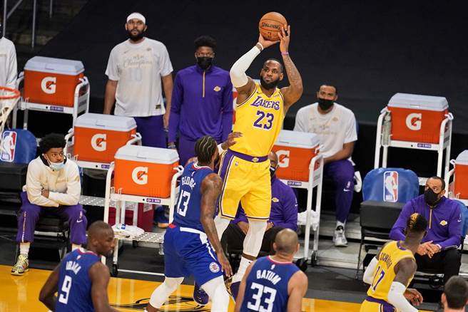 詹姆斯預告自己絕對不會缺席明天的耶誕大戰。(美聯社)