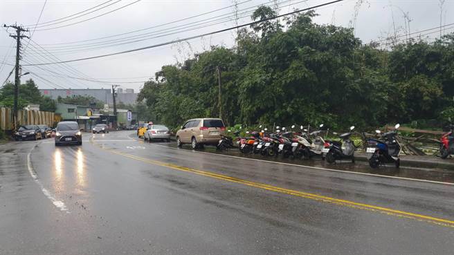 基隆市七堵区21日晚上有乘客搭乘计程车不愿配戴口罩，有民眾拿起手机拍摄遭制止。（翻摄照片／陈彩玲基隆传真）