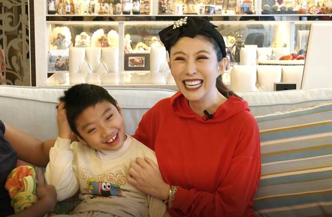 艺人李宇柔与罕病天使牛牛。（图/范佐意摄）