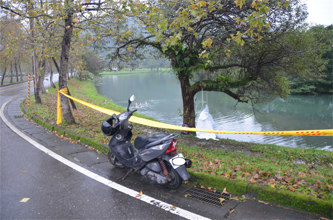 现场的一辆机车，疑似是轻生的母子所留下。（胡健森摄）
