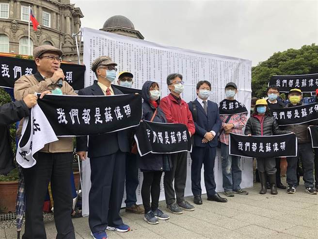 苏伟硕今天在中华人权协会等民团的陪同下，赴监察院向人权会陈情，向身兼人权会主委的监察院长陈菊声请人权保护。（赵婉淳摄）
