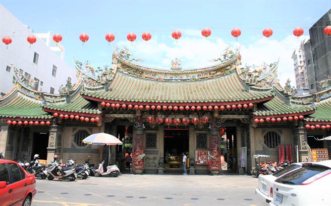 彰化市长林世贤25日就职2周年典礼，投出震撼弹。（吴敏菁摄）