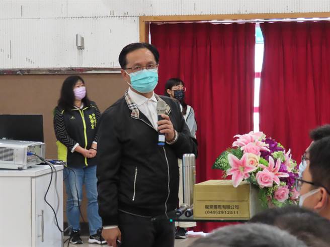 彰化市长林世贤25日就职2周年典礼，投出震撼弹。（吴敏菁摄）