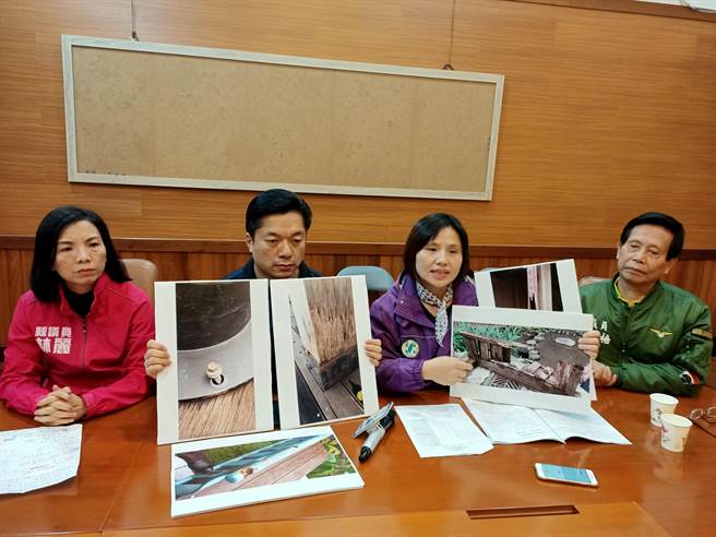 宜兰县议会民进党团举行记者会并出示多张设施毁损的照片，抨击礁溪森林风吕、汤围 沟等热门景点的硬体设施，后续维管工作有问题。（胡健森摄）