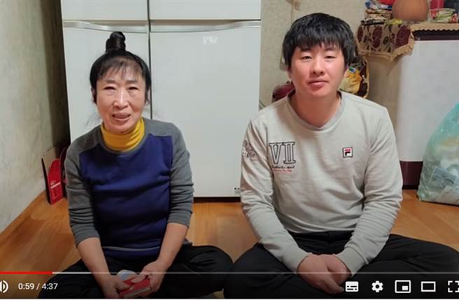 38岁波仔近日和73岁奶奶认恋结婚。（图／翻摄自다정한부부 a loving couple Youtube）